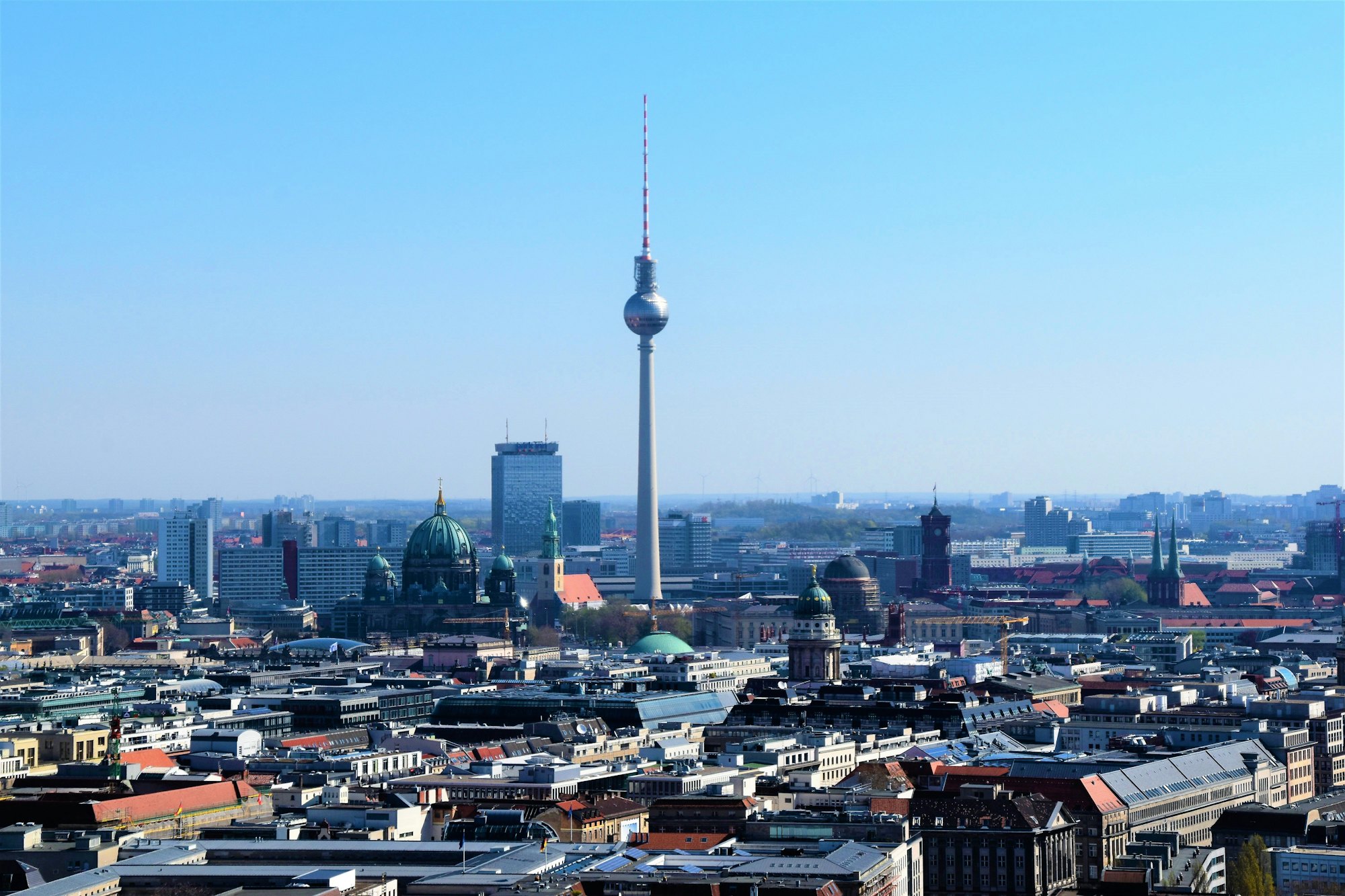 Berlin bei Tag mit Fernsehturm – CA-Services betreut Ferienwohnungen in ganz Berlin