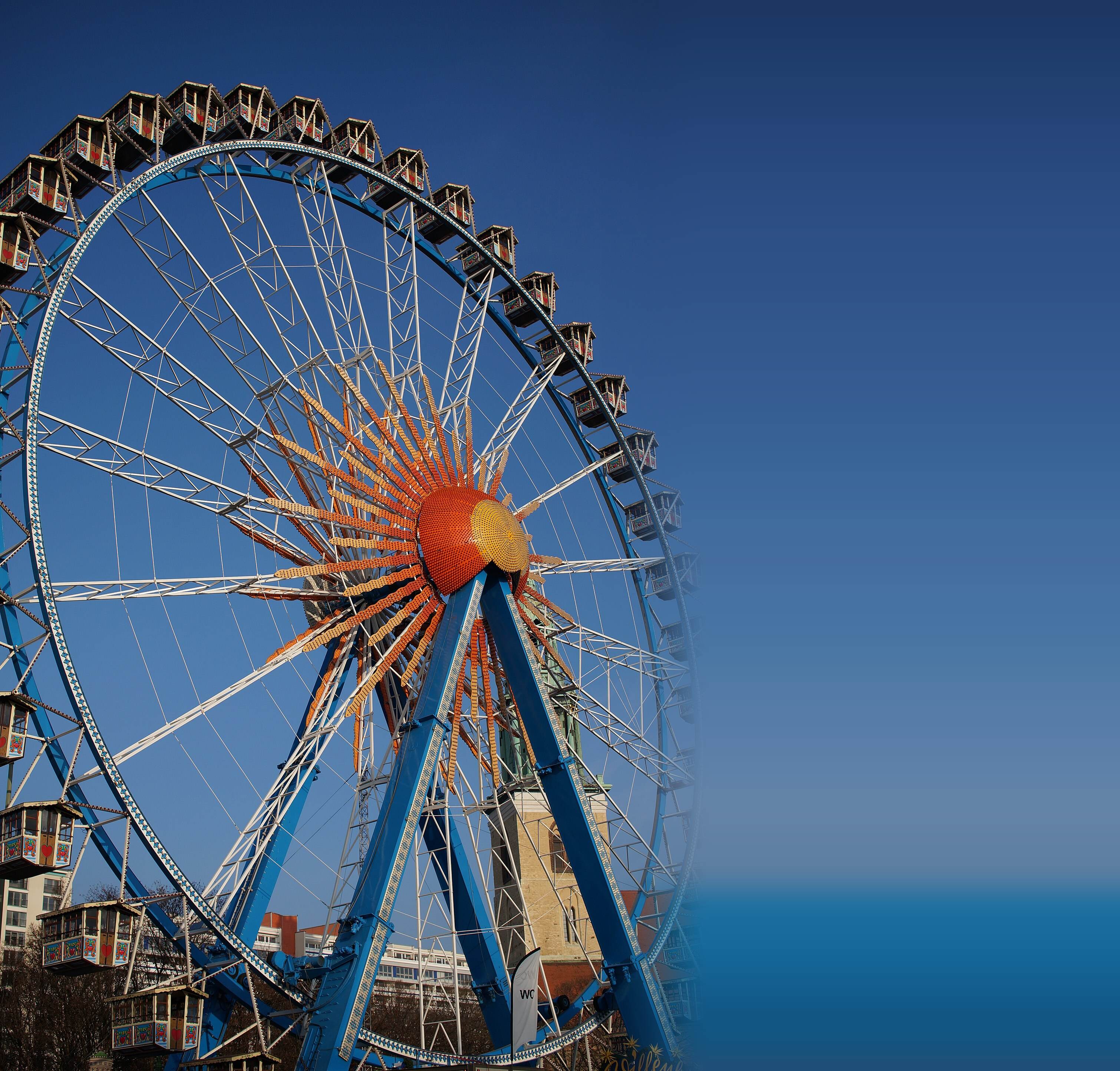 Riesenrad am Alexanderplatz in Berlin vor blauem Himmel – CA-Services betreut Ferienwohnungen in ganz Berlin
